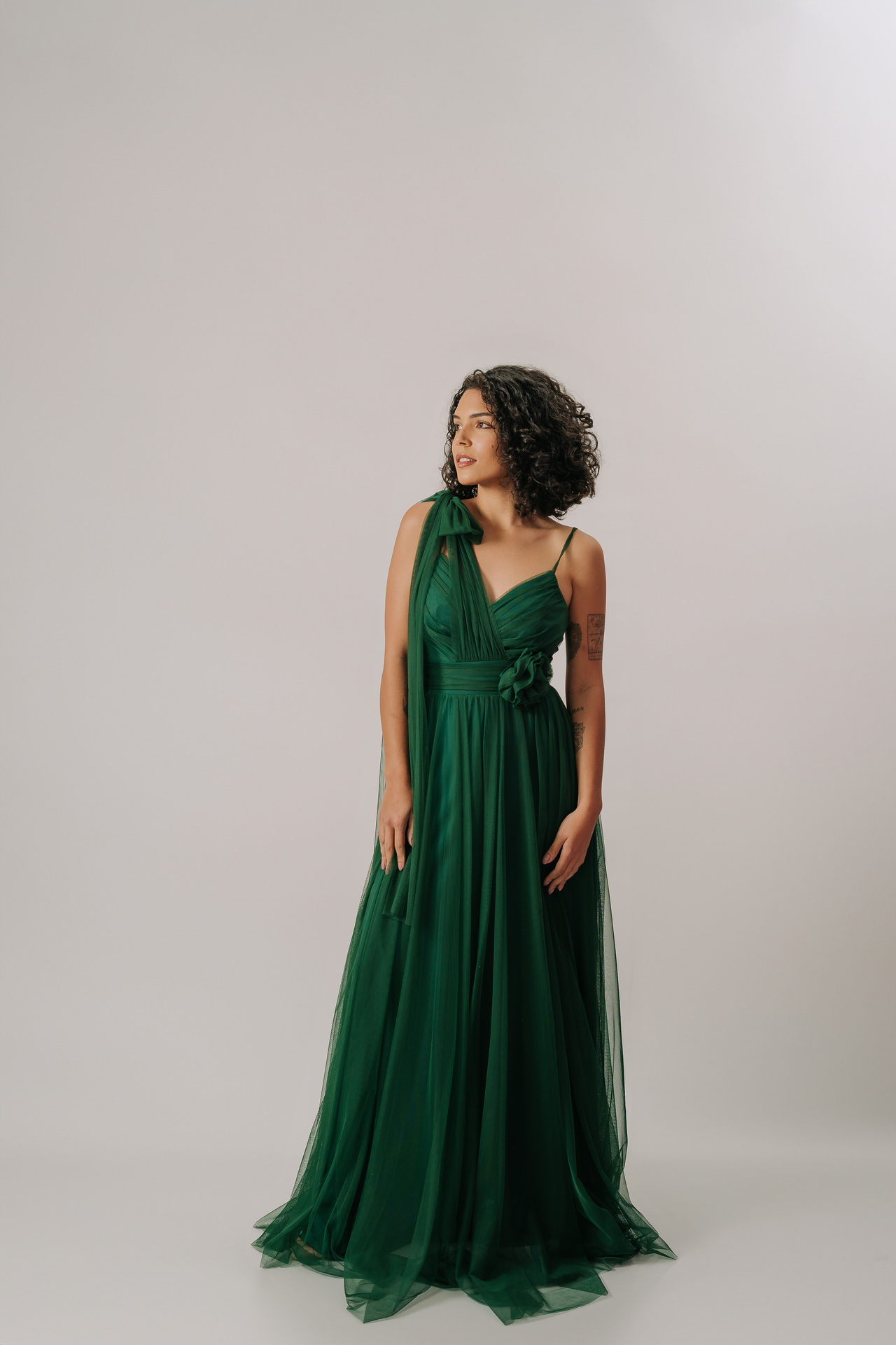 Vestido em tule com detalhe floral e faixa “multiuso” frente e costas - Imagem 8