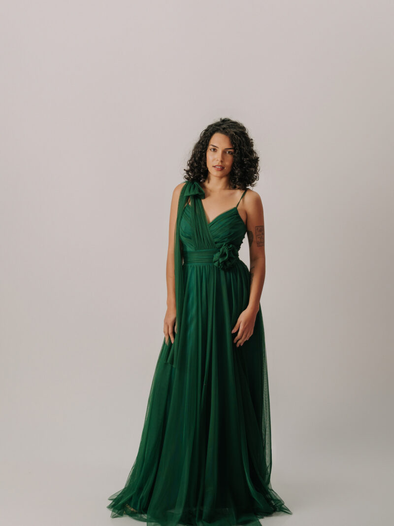 Vestido em tule com detalhe floral e faixa “multiuso” frente e costas