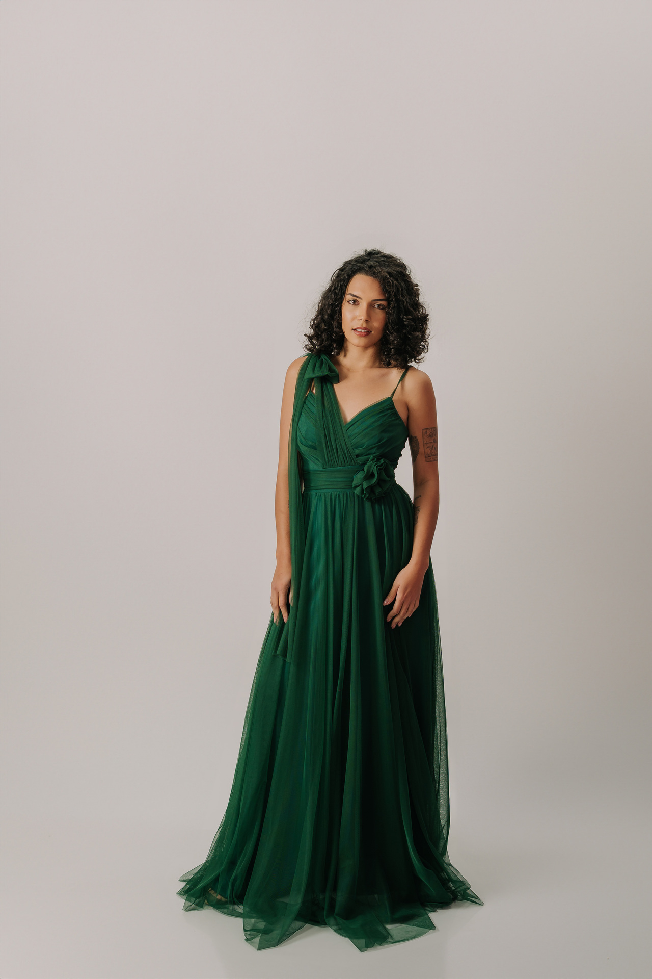 Vestido em tule com detalhe floral e faixa “multiuso” frente e costas