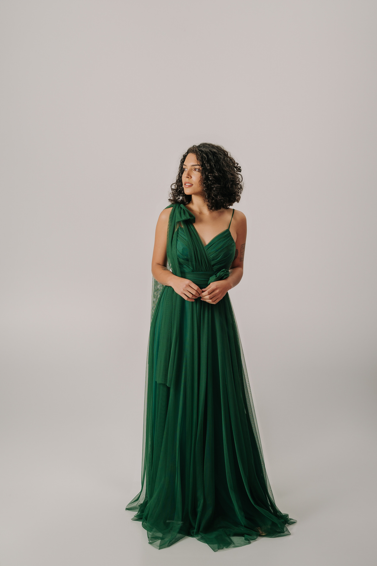 Vestido em tule com detalhe floral e faixa “multiuso” frente e costas - Imagem 6