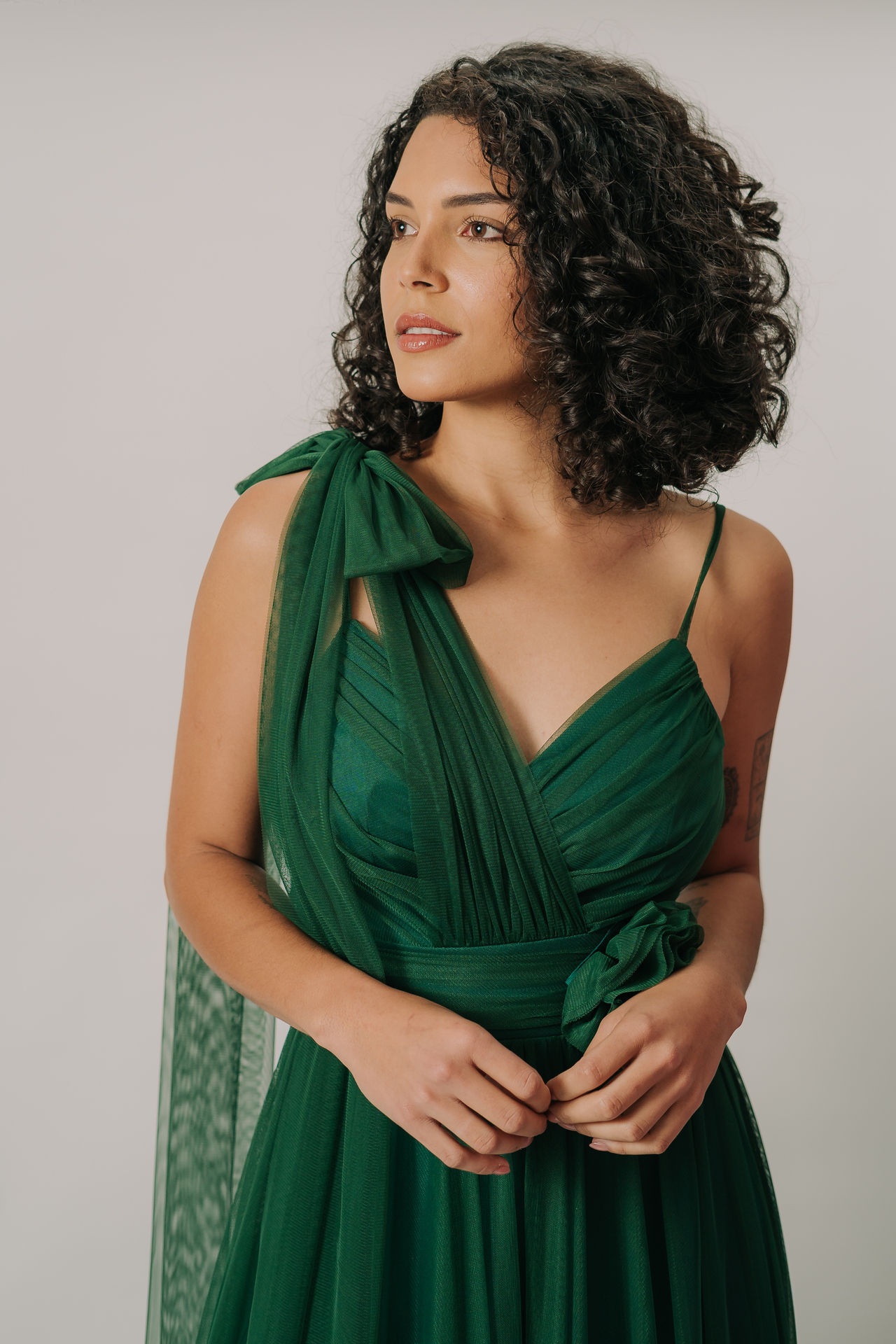 Vestido em tule com detalhe floral e faixa “multiuso” frente e costas - Imagem 5