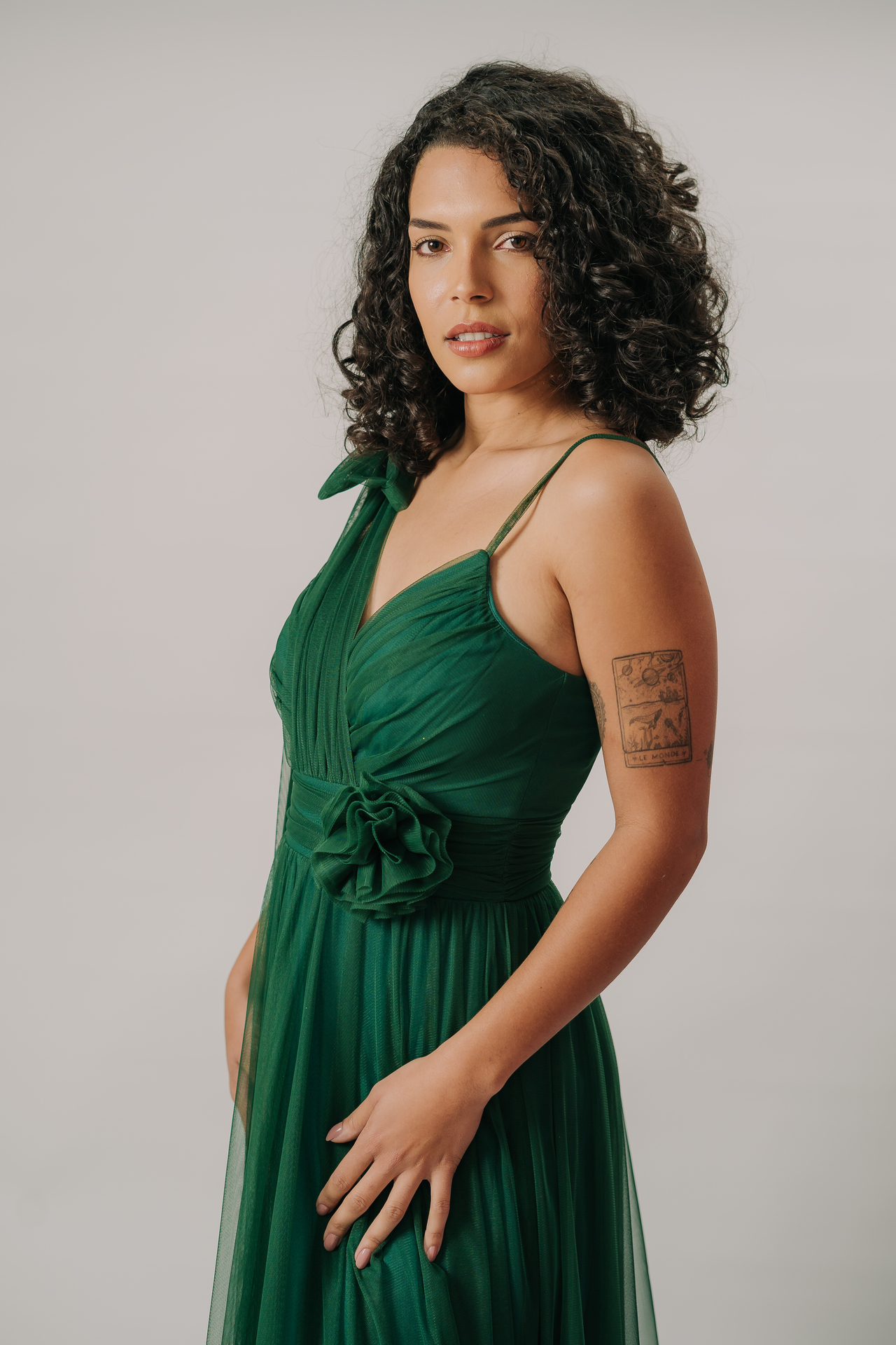 Vestido em tule com detalhe floral e faixa “multiuso” frente e costas - Imagem 4