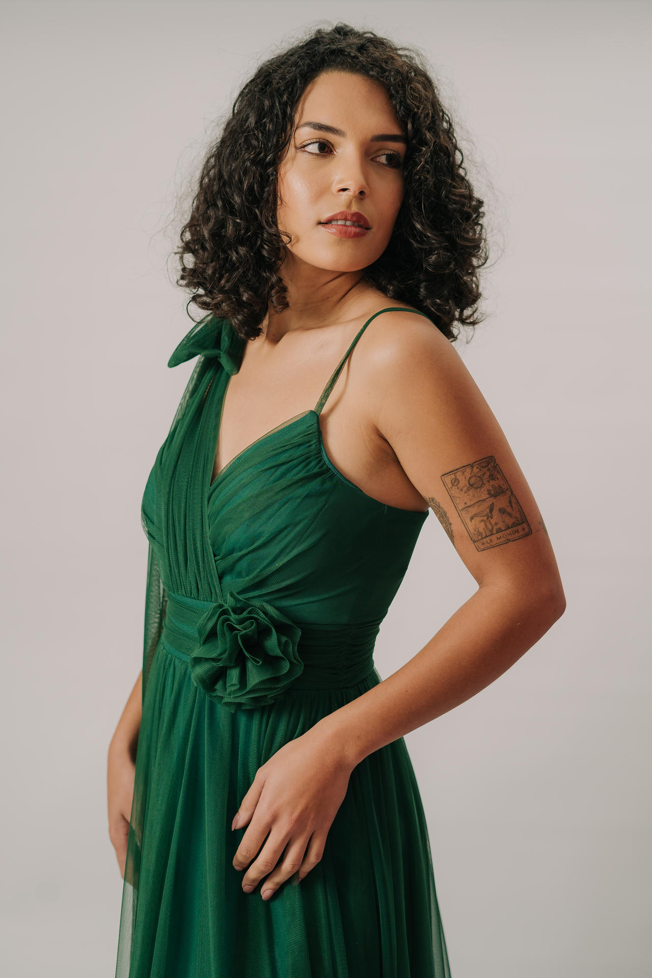 Vestido em tule com detalhe floral e faixa “multiuso” frente e costas - Imagem 3