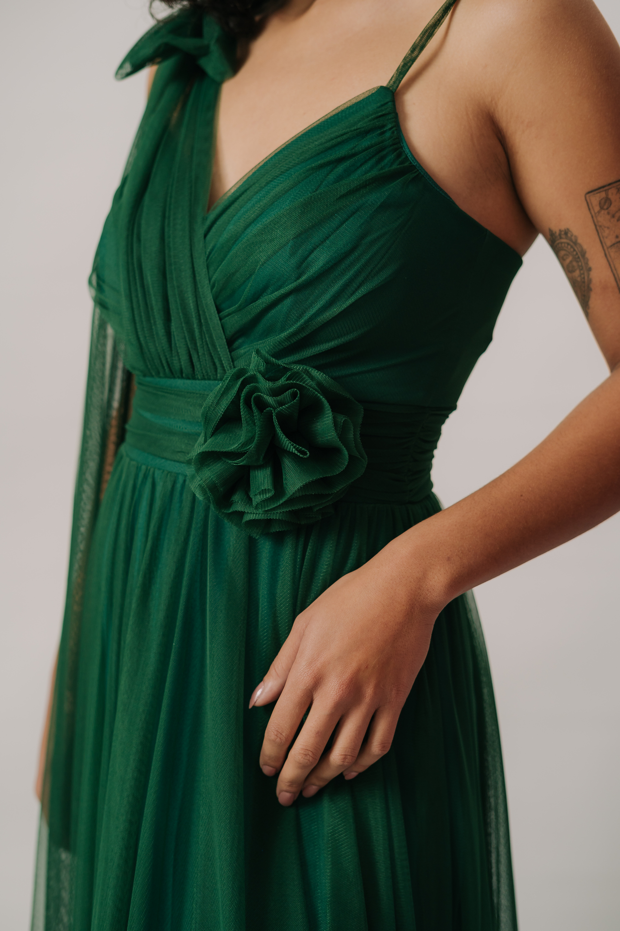 Vestido em tule com detalhe floral e faixa “multiuso” frente e costas - Imagem 12