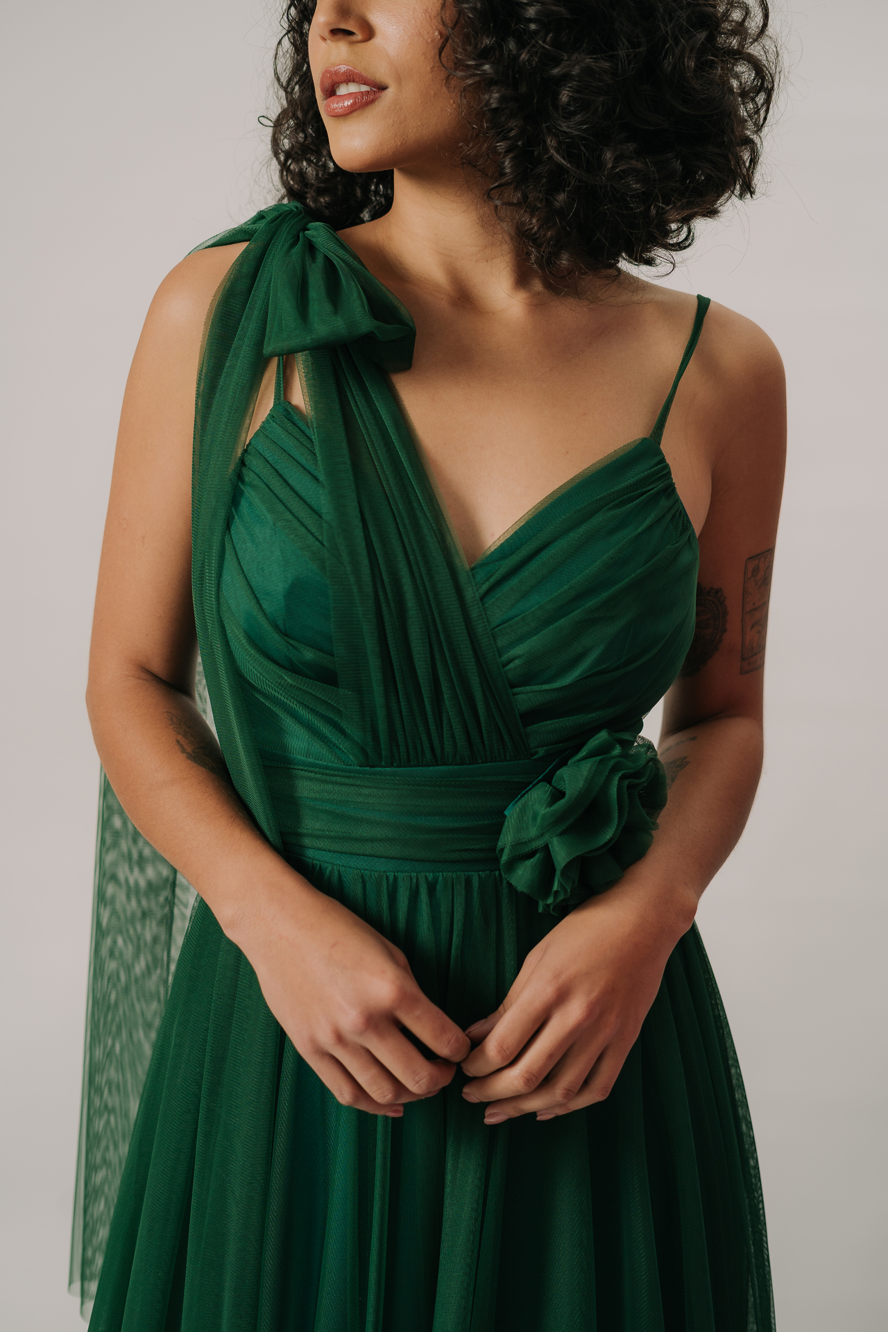 Vestido em tule com detalhe floral e faixa “multiuso” frente e costas - Imagem 11