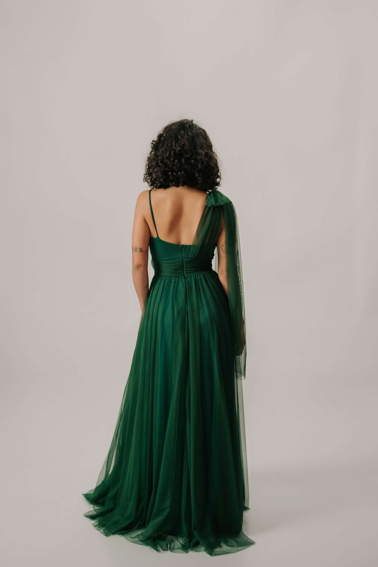 Vestido em tule com detalhe floral e faixa “multiuso” frente e costas - Imagem 10