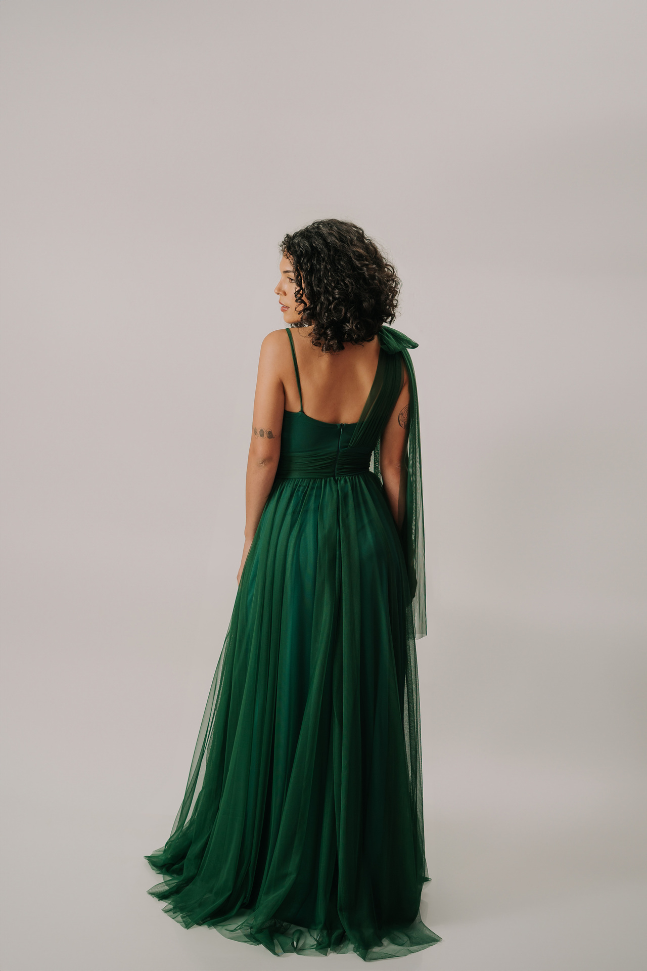 Vestido em tule com detalhe floral e faixa “multiuso” frente e costas - Imagem 9