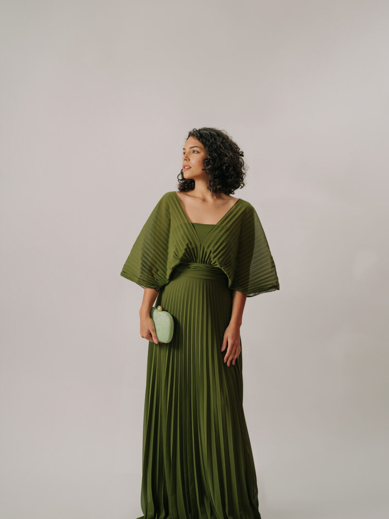 Vestido longo plissado com mangas amplas
