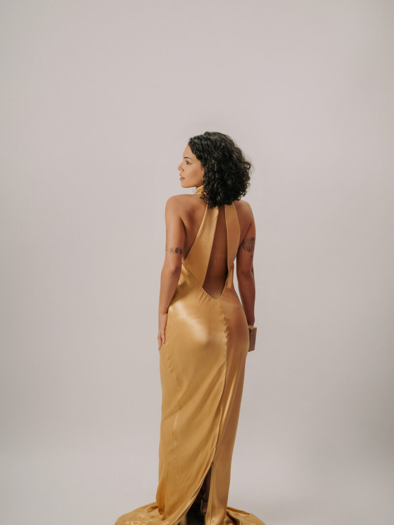 Vestido longo frente única com gola drapeada