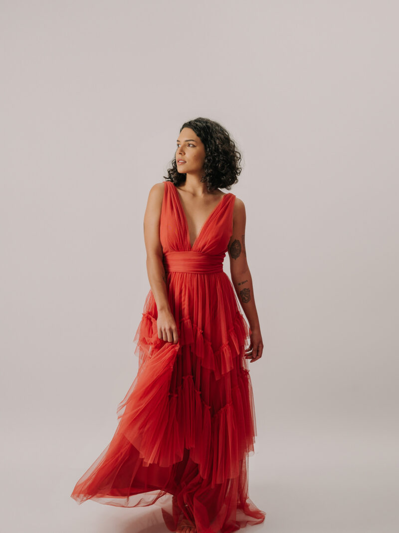 Vestido longo de tule com saia em camadas e decote V profundo