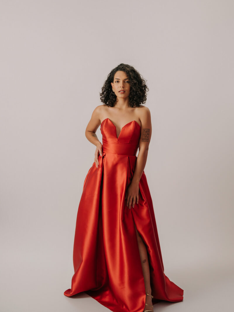 Vestido longo terracota com decote coração profundo e fenda lateral