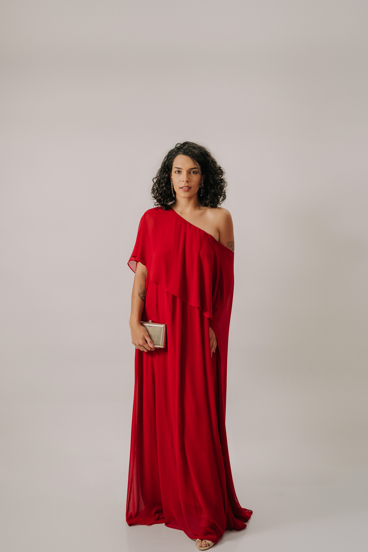 Vestido longo vermelho assimétrico de um ombro só em tecido fluido - Imagem 6