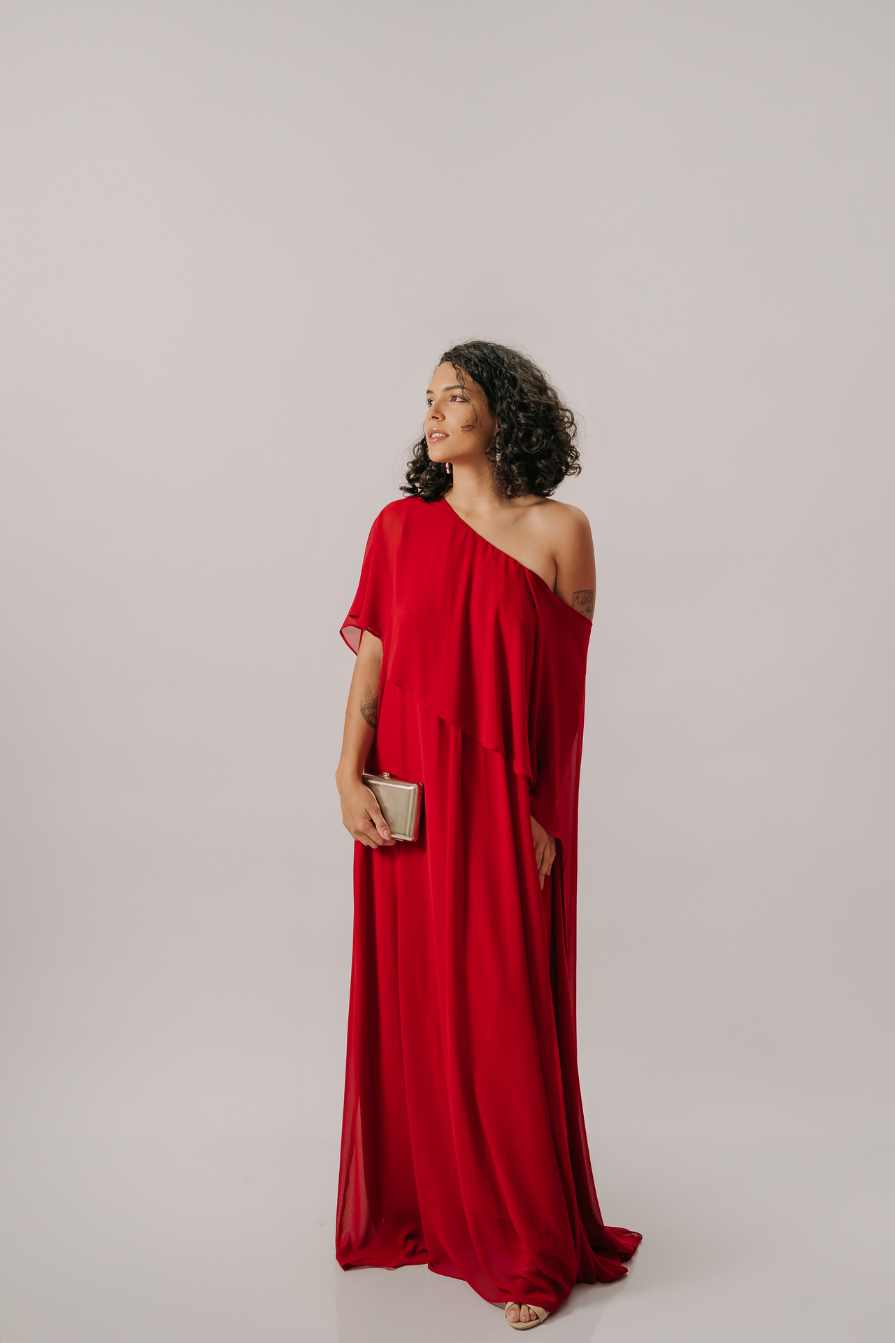 Vestido longo vermelho assimétrico de um ombro só em tecido fluido - Imagem 5