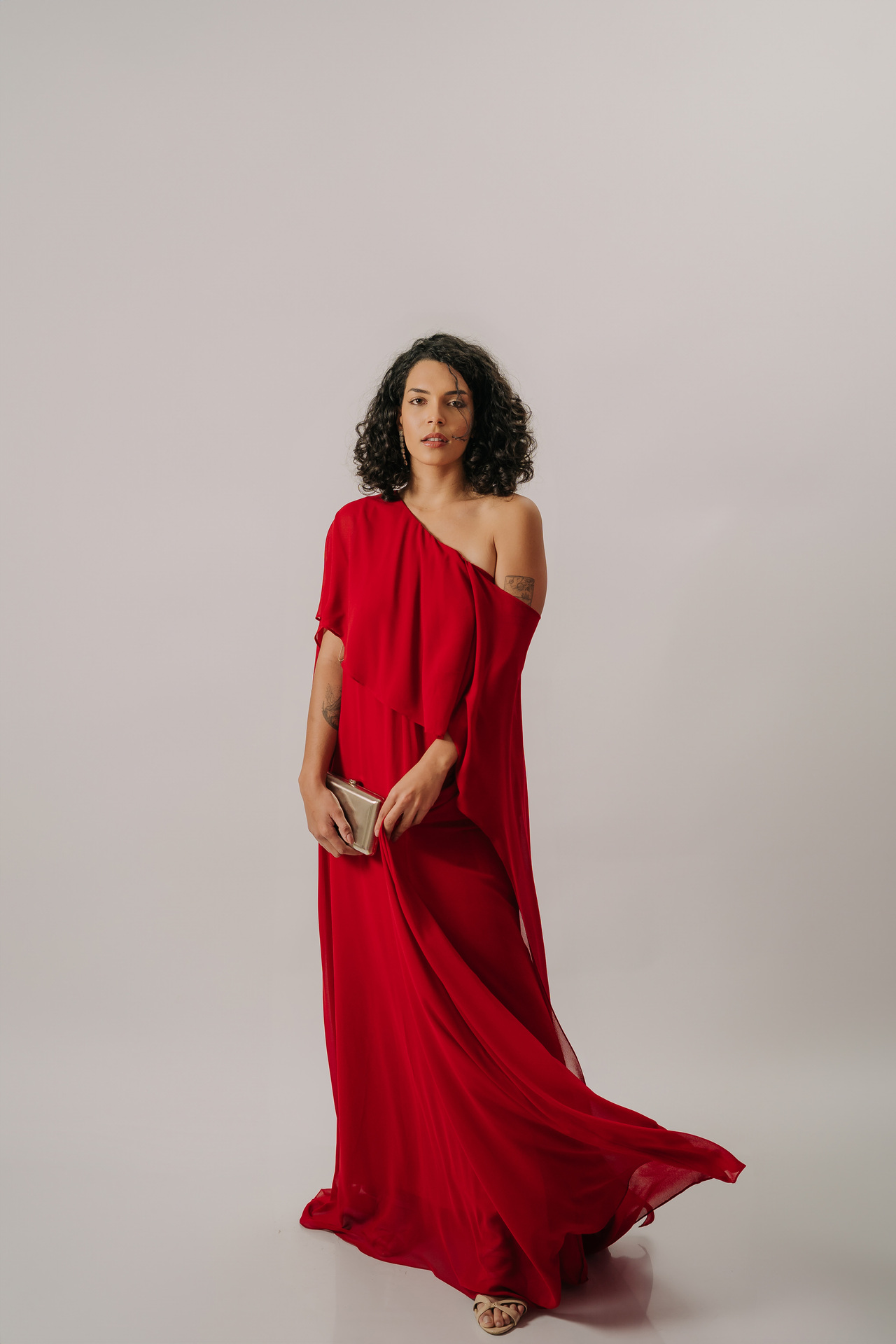 Vestido longo vermelho assimétrico de um ombro só em tecido fluido - Imagem 3