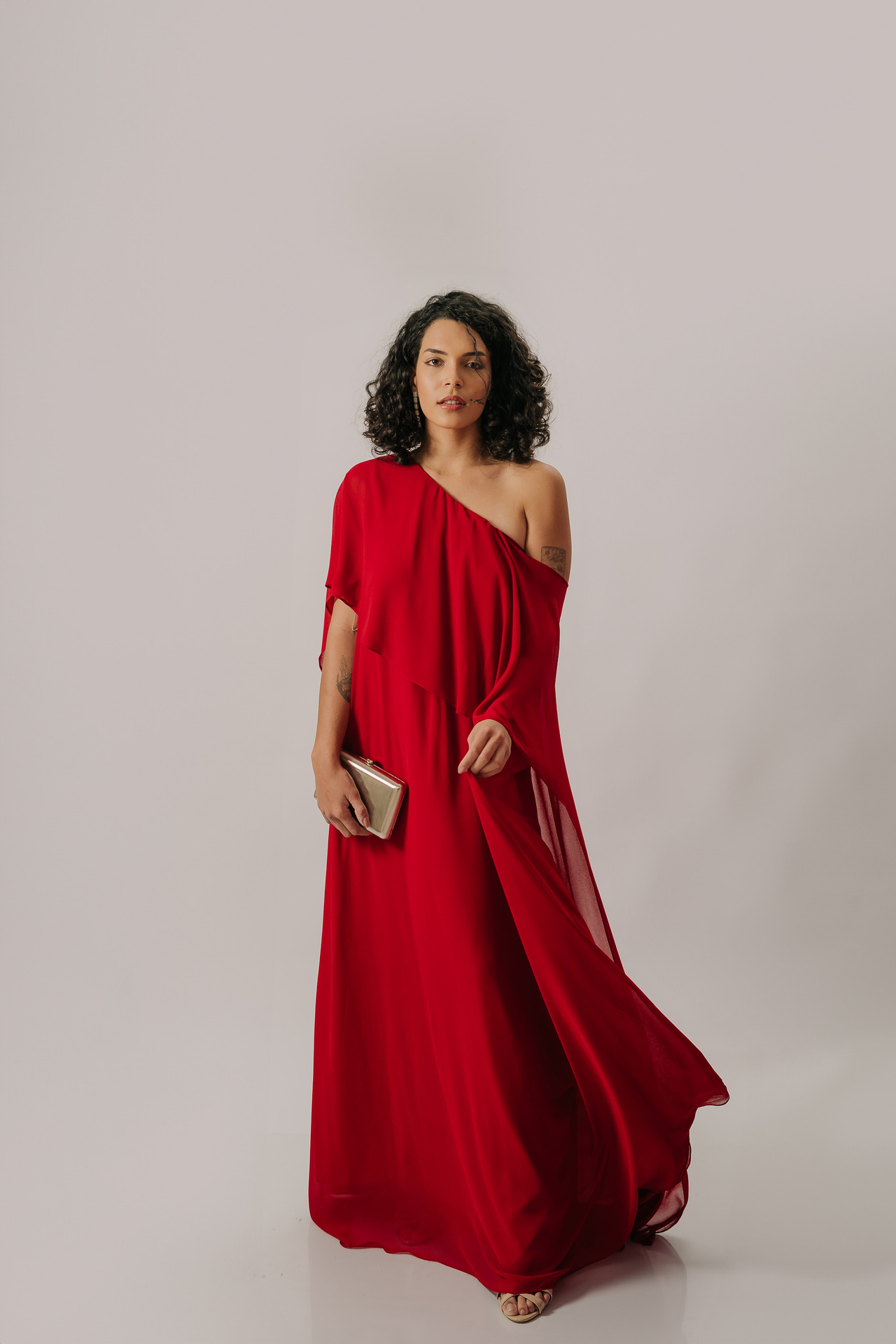 Vestido longo vermelho assimétrico de um ombro só em tecido fluido - Imagem 7