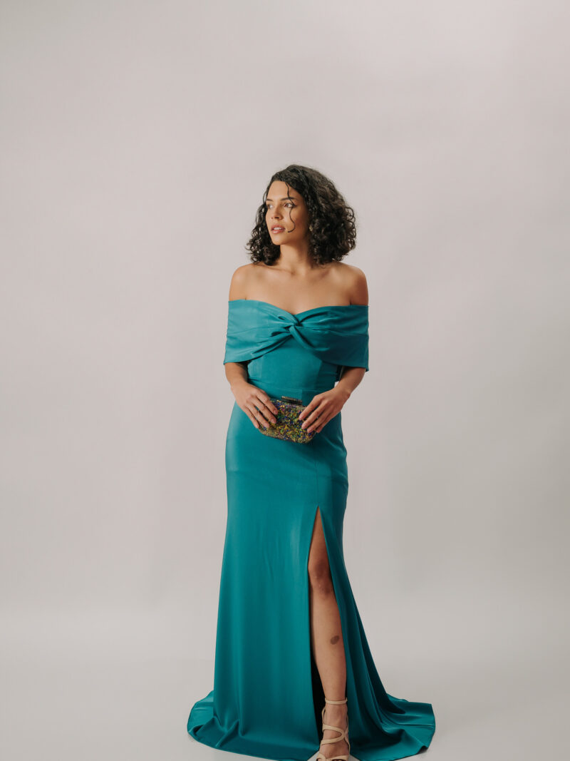 Vestido longo ombro a ombro com fenda frontal