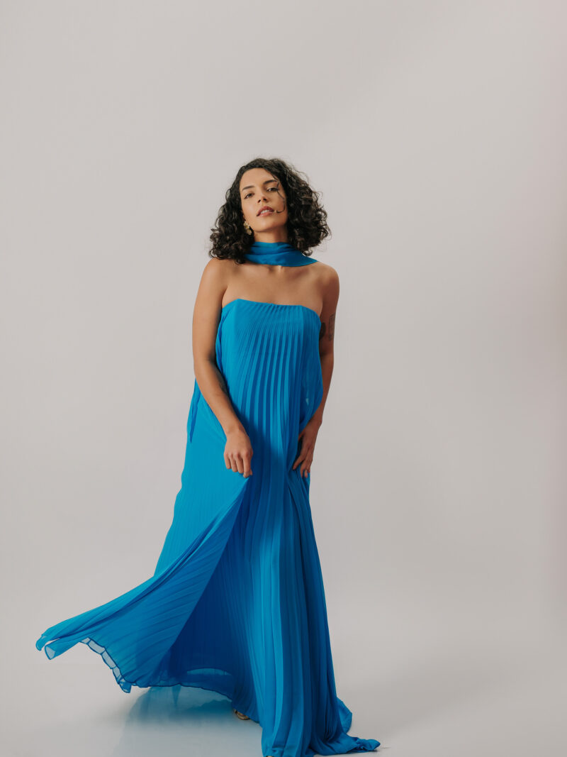 Vestido longo azul plissado tomara que caia com faixa avulsa