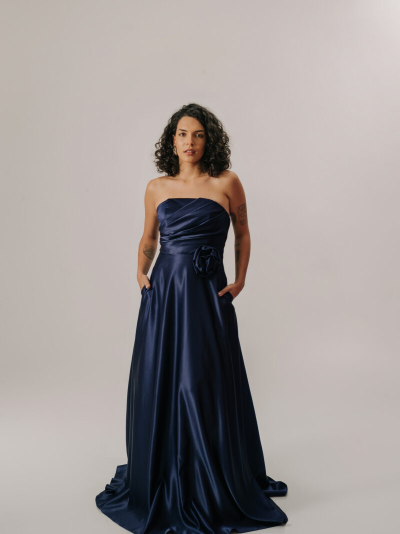 Vestido longo tomara que caia com flor removível na cintura