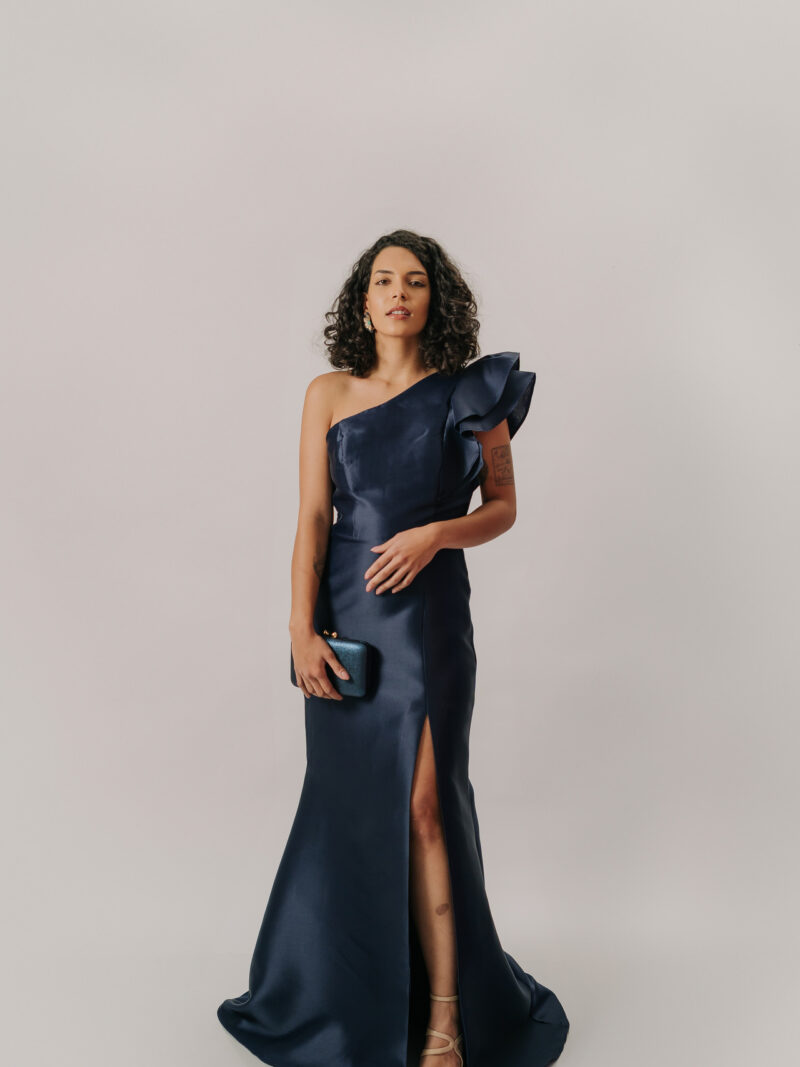 Vestido longo um ombro só com detalhe de babado