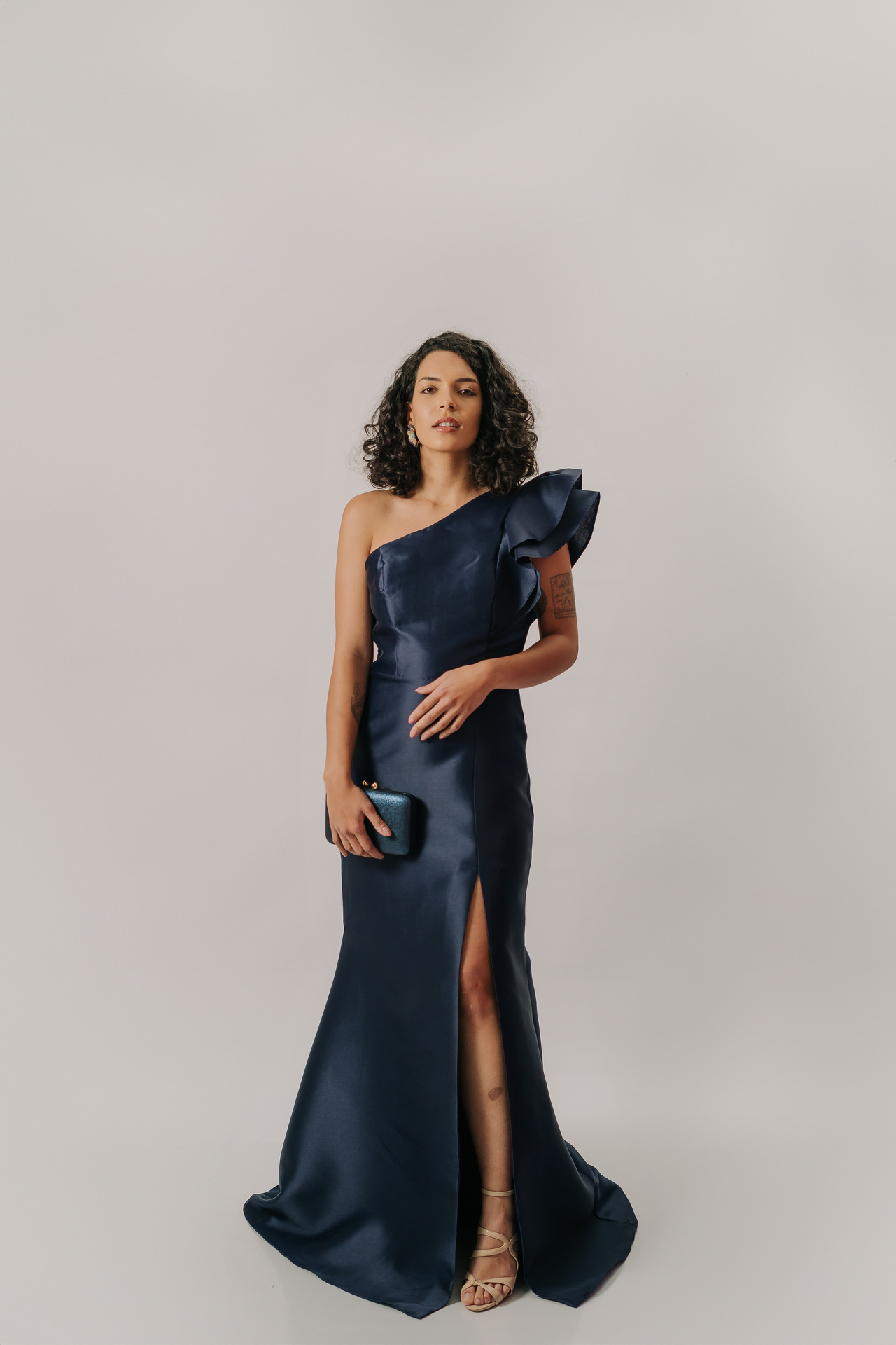 Vestido longo um ombro só com detalhe de babado