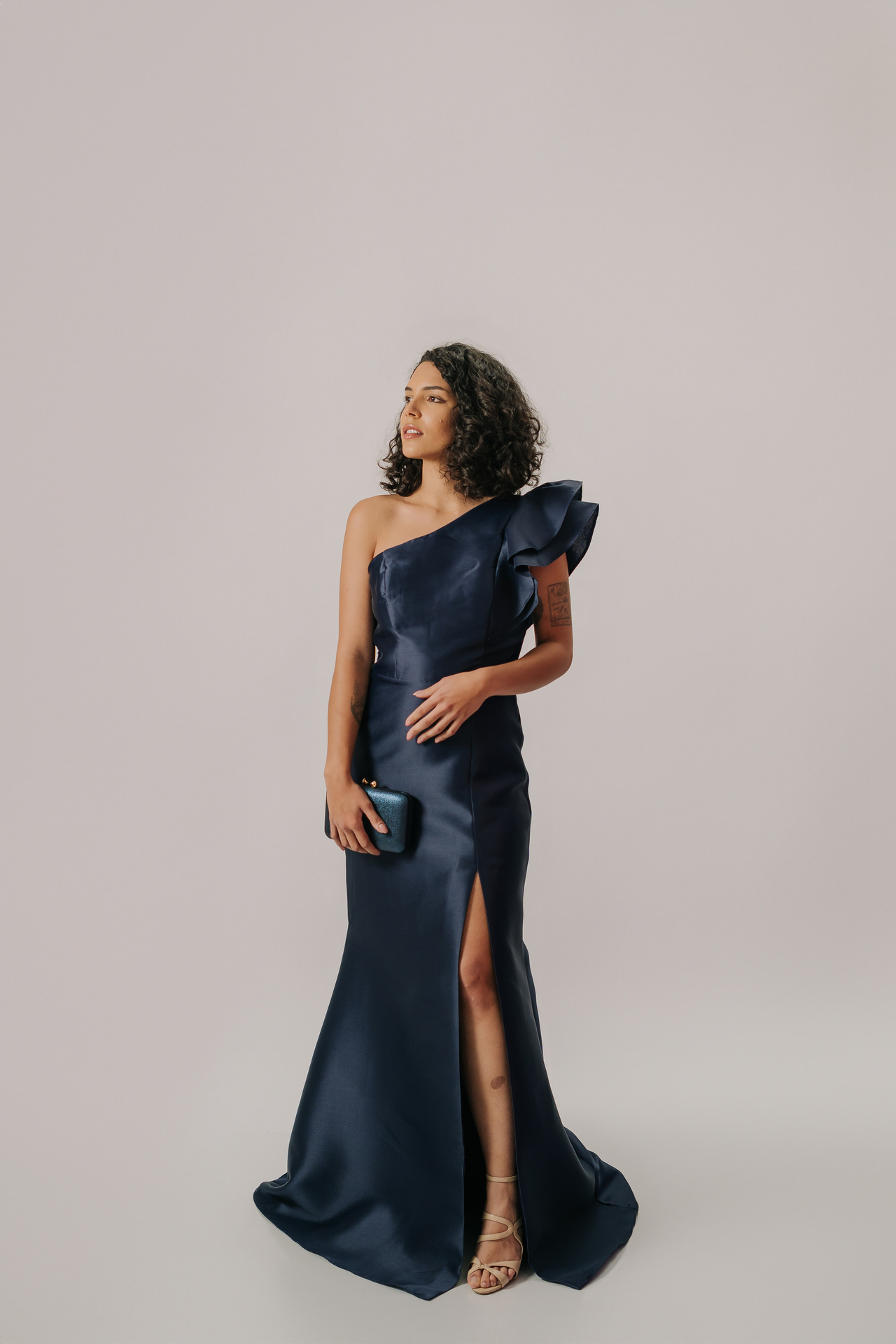 Vestido longo um ombro só com detalhe de babado - Imagem 9