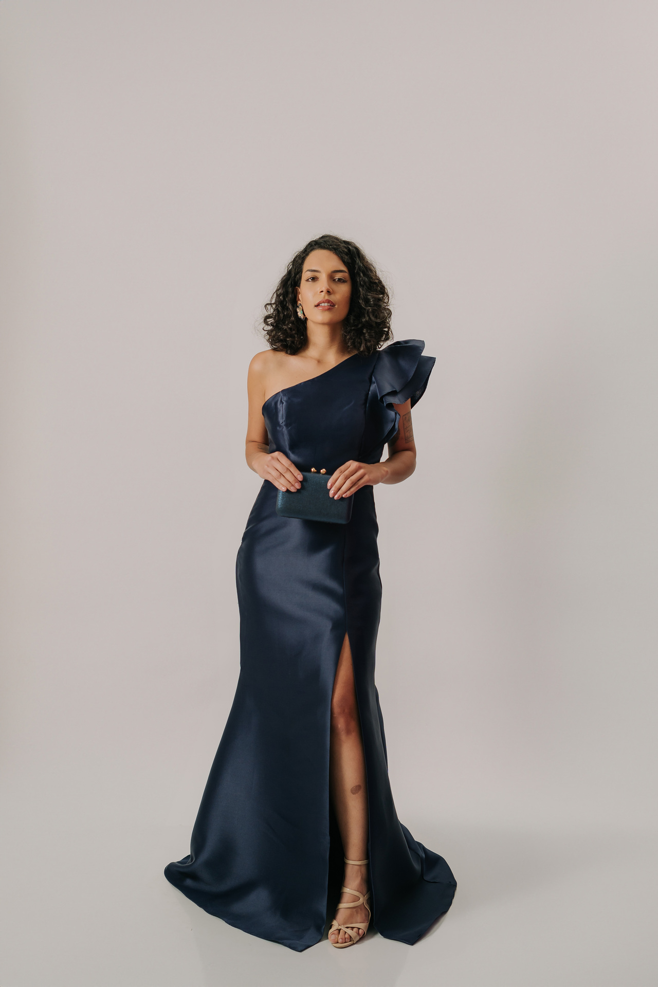 Vestido longo um ombro só com detalhe de babado - Imagem 8