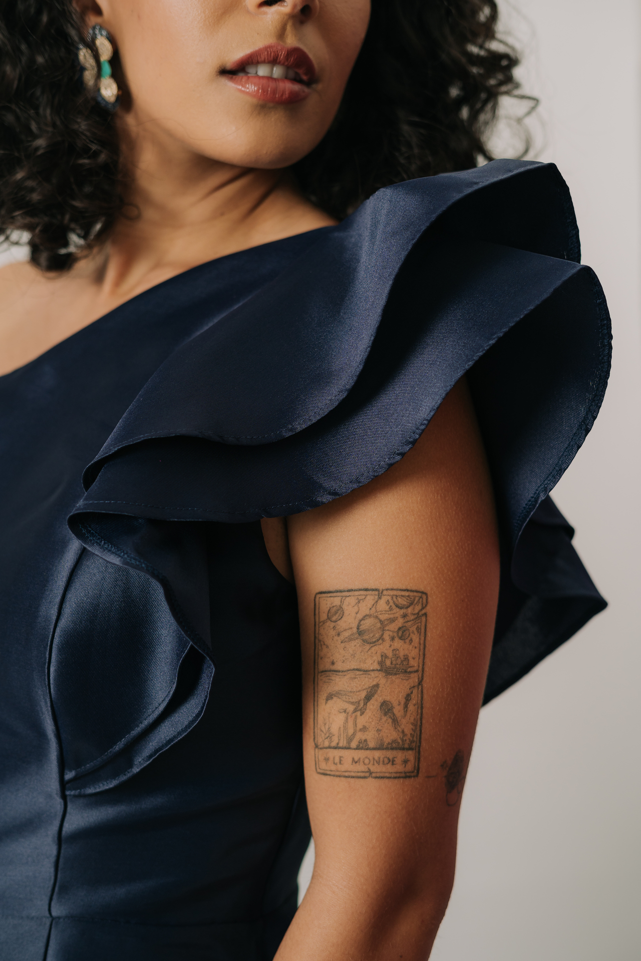 Vestido longo um ombro só com detalhe de babado - Imagem 7