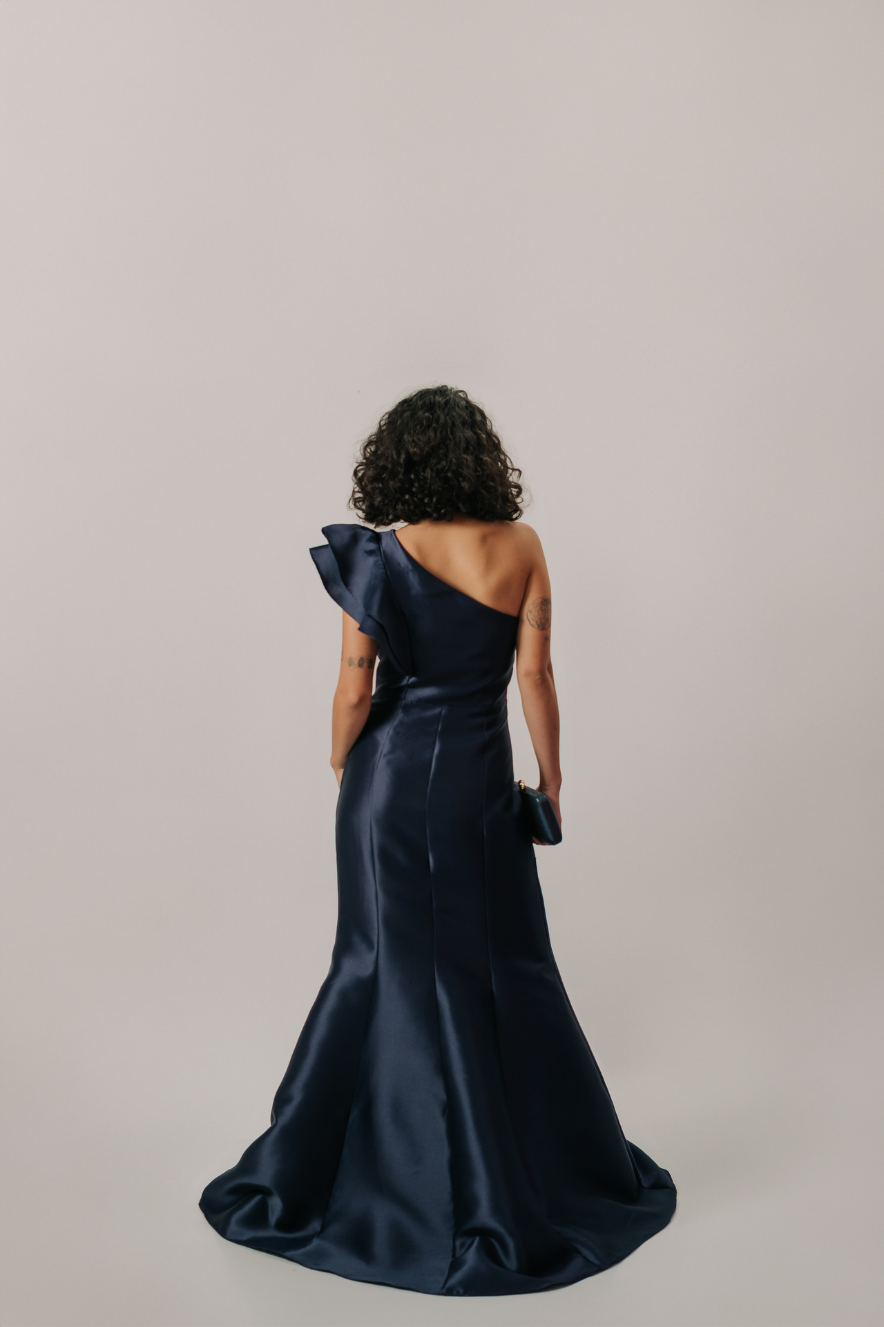 Vestido longo um ombro só com detalhe de babado - Imagem 12