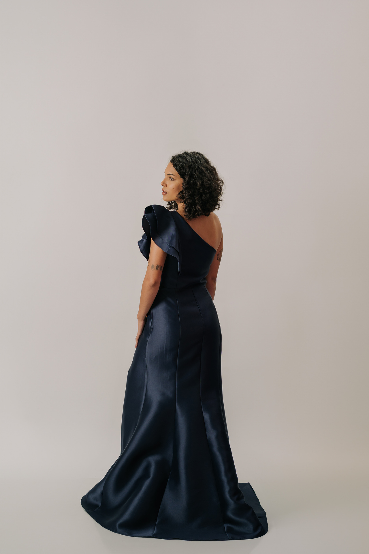 Vestido longo um ombro só com detalhe de babado - Imagem 11