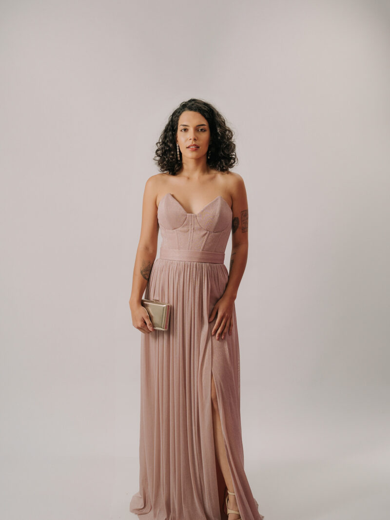 Vestido longo com decote tomara que caia e estrutura de corselet