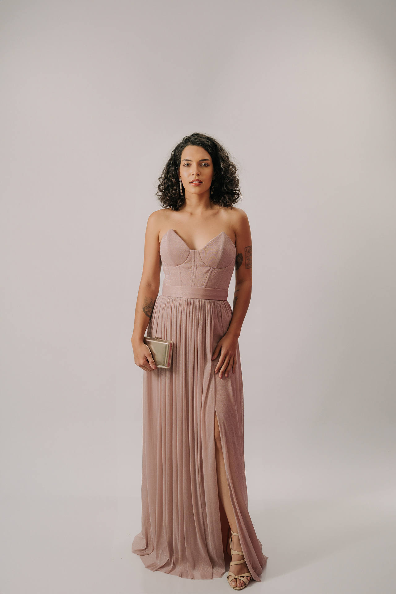 Vestido longo com decote tomara que caia e estrutura de corselet