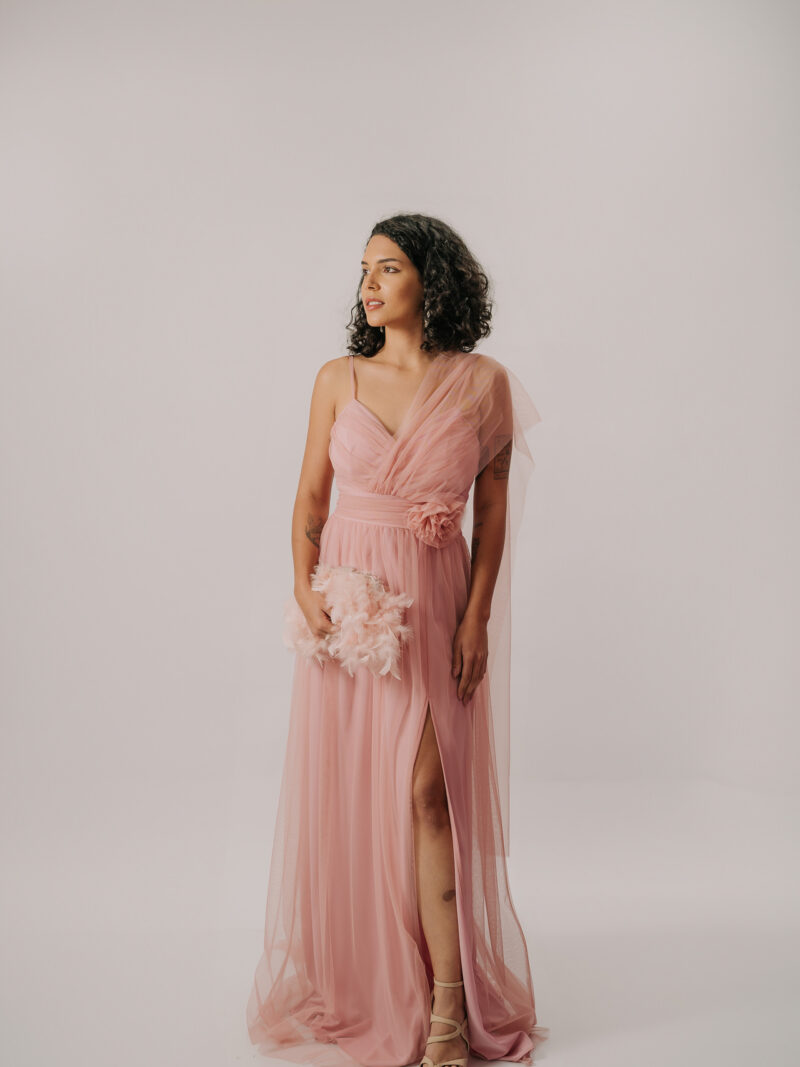 Vestido em tule com detalhe floral e faixa “multiuso” frente e costas