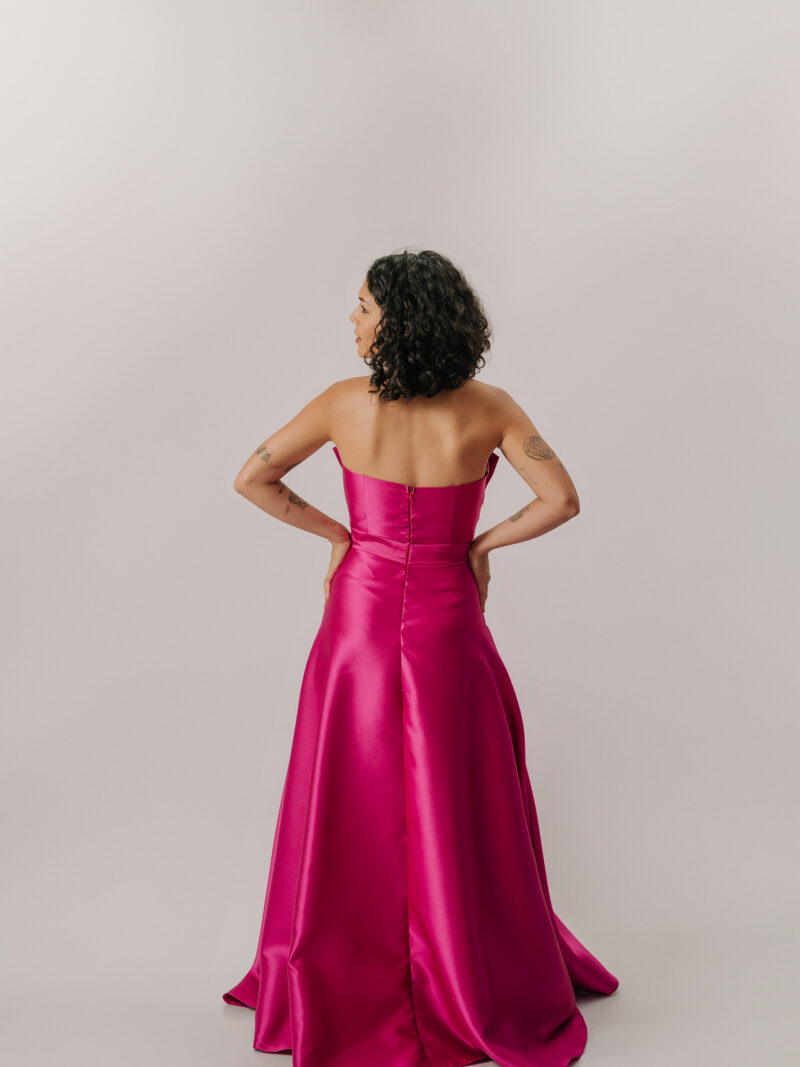 Vestido tomara que caia com laço frontal e saia de fenda (fúcsia)