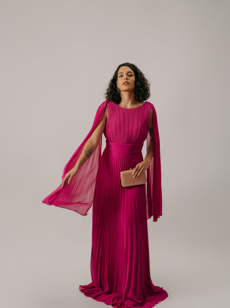 Vestido longo plissado com manga capa nas costas