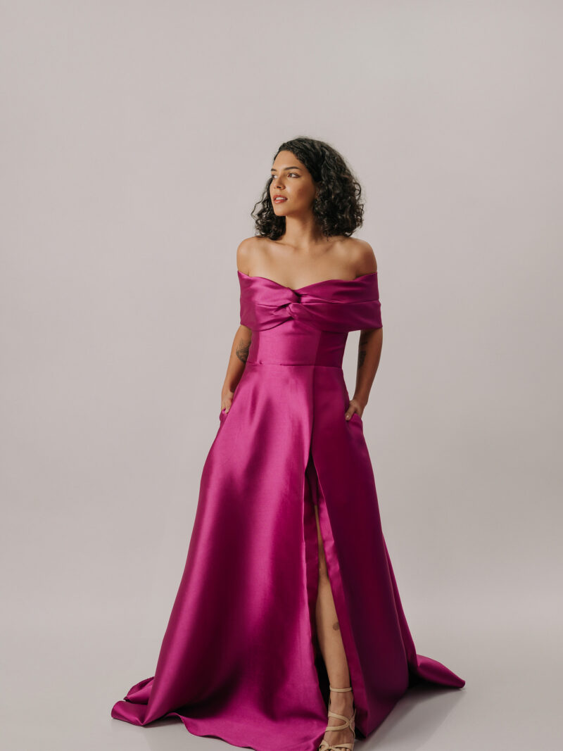 Vestido longo com decote ombro a ombro e fenda frontal