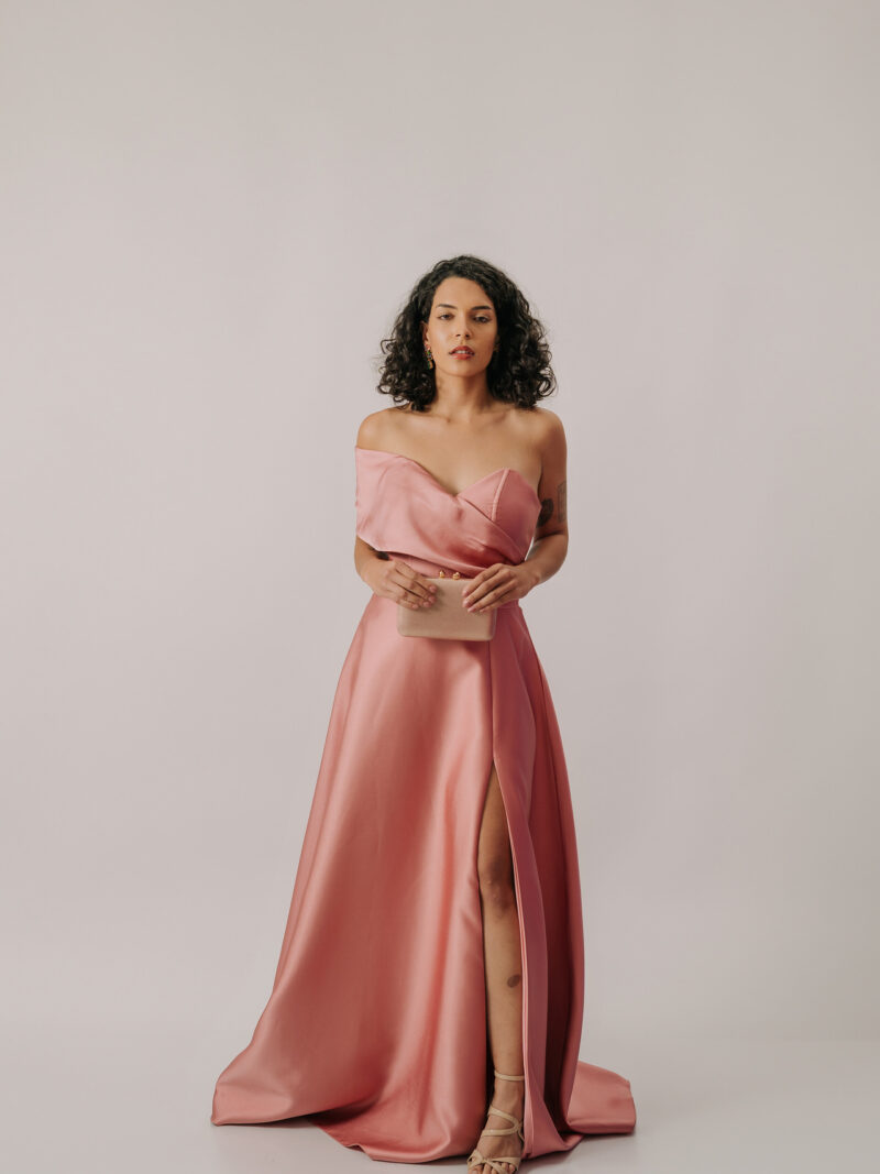 Vestido longo com decote assimétrico e fenda frontal