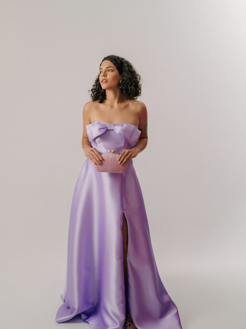 Vestido tomara que caia com laço frontal e saia de fenda (lilás)