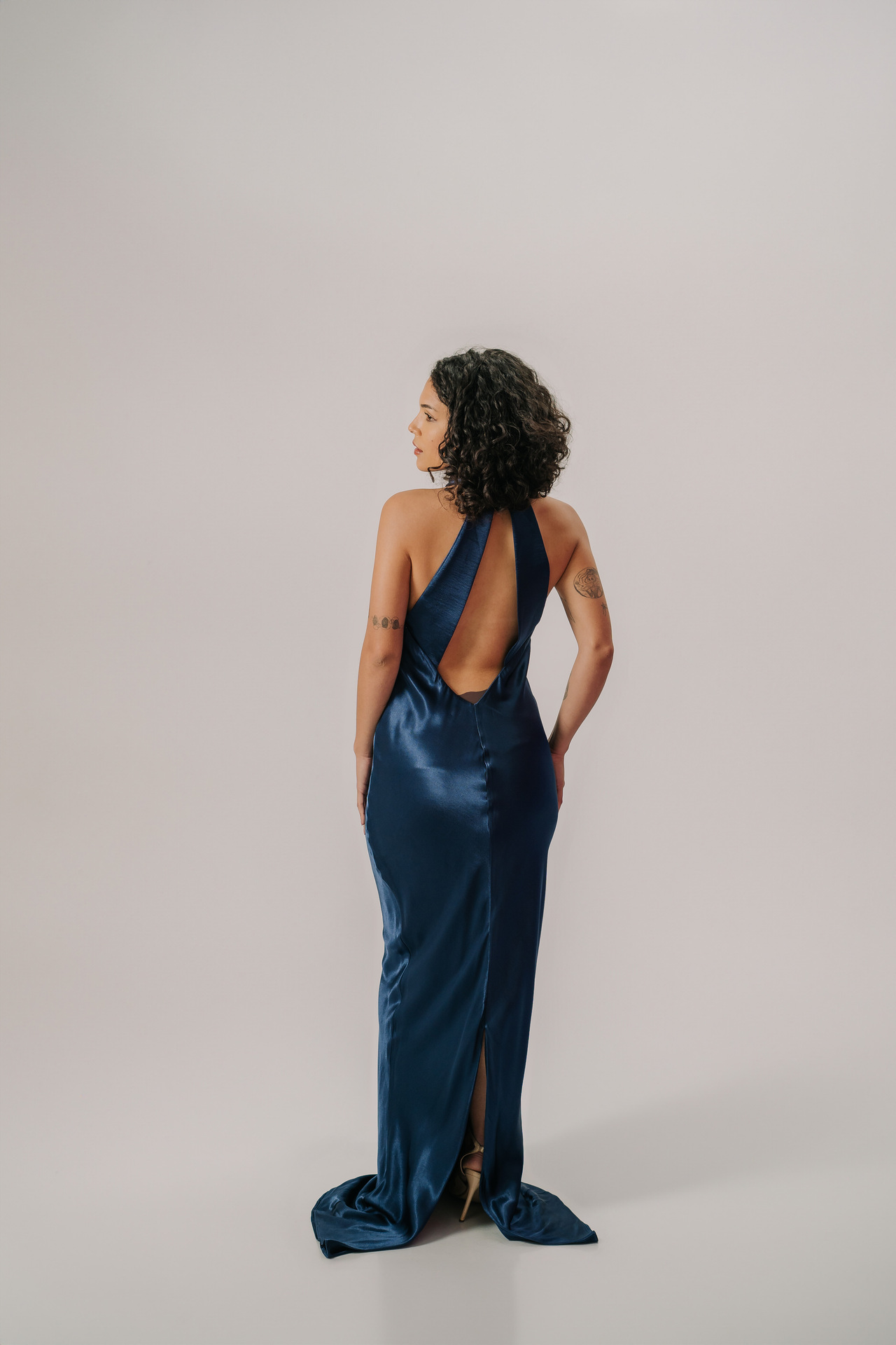 Vestido longo frente única com gola drapeada - Imagem 2