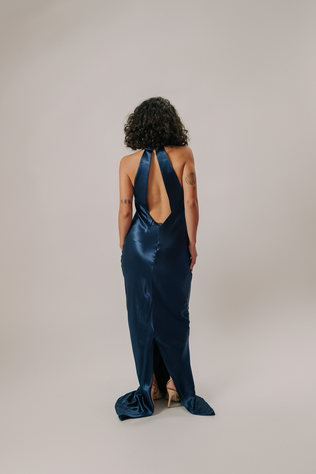 Vestido longo frente única com gola drapeada - Imagem 6