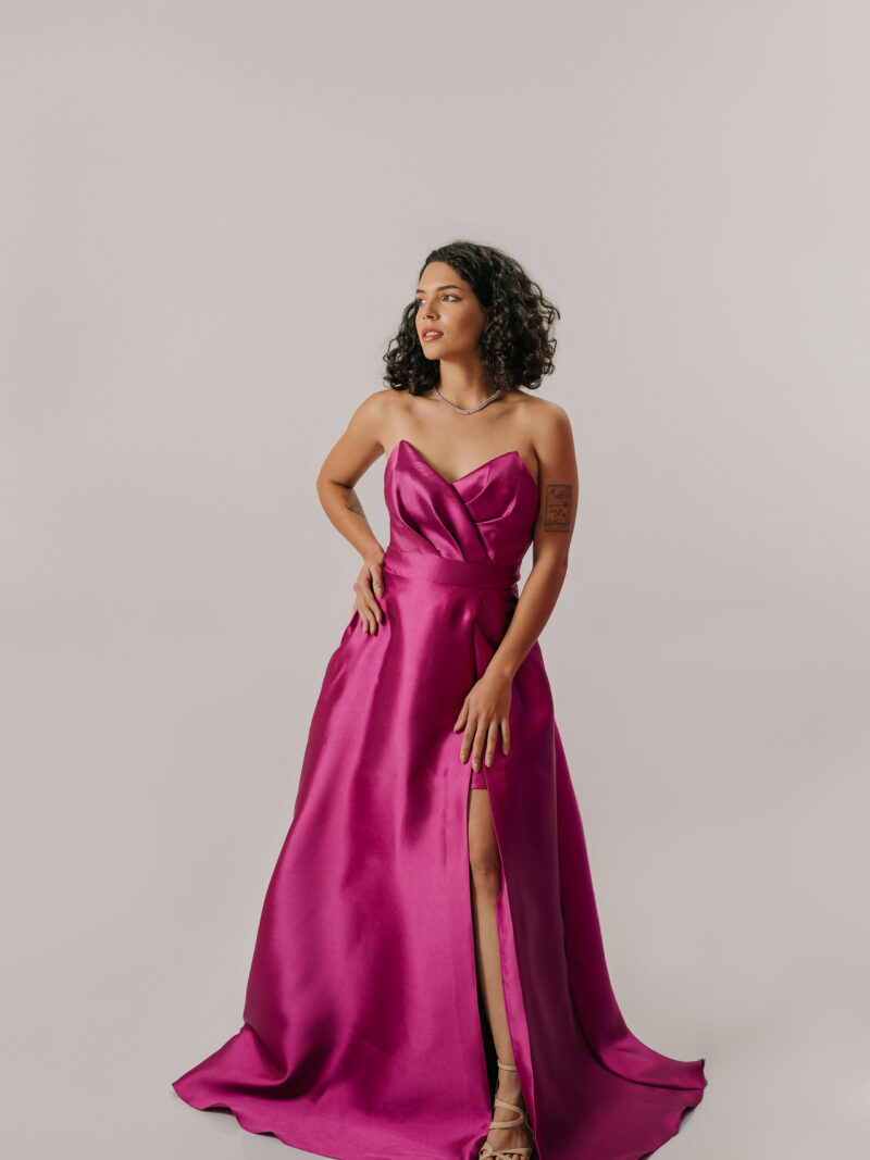 Vestido longo tomara que caia de bico com detalhe drapeado