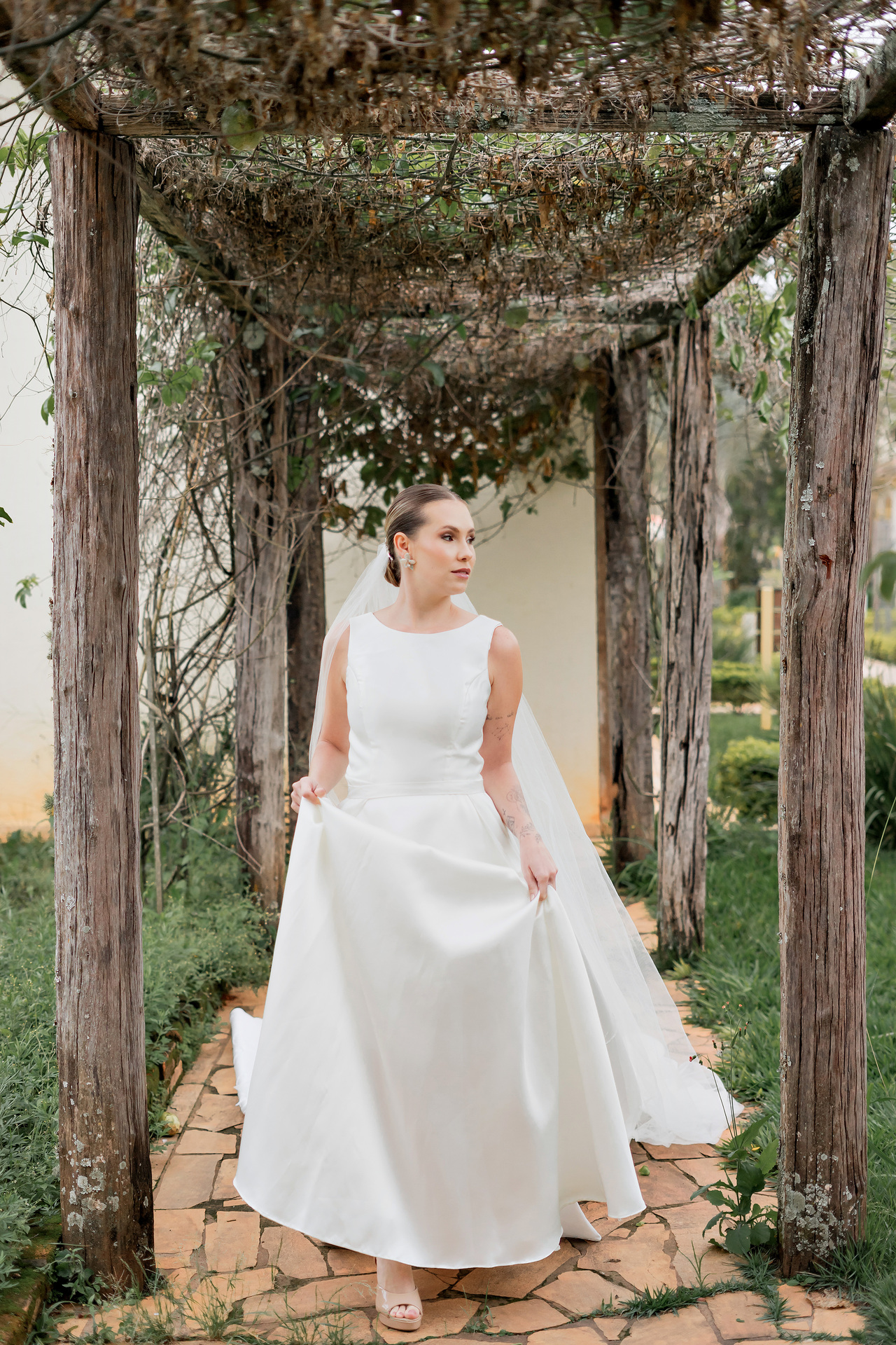 Vestido em zibeline off-white decote canoa clássico - Imagem 3