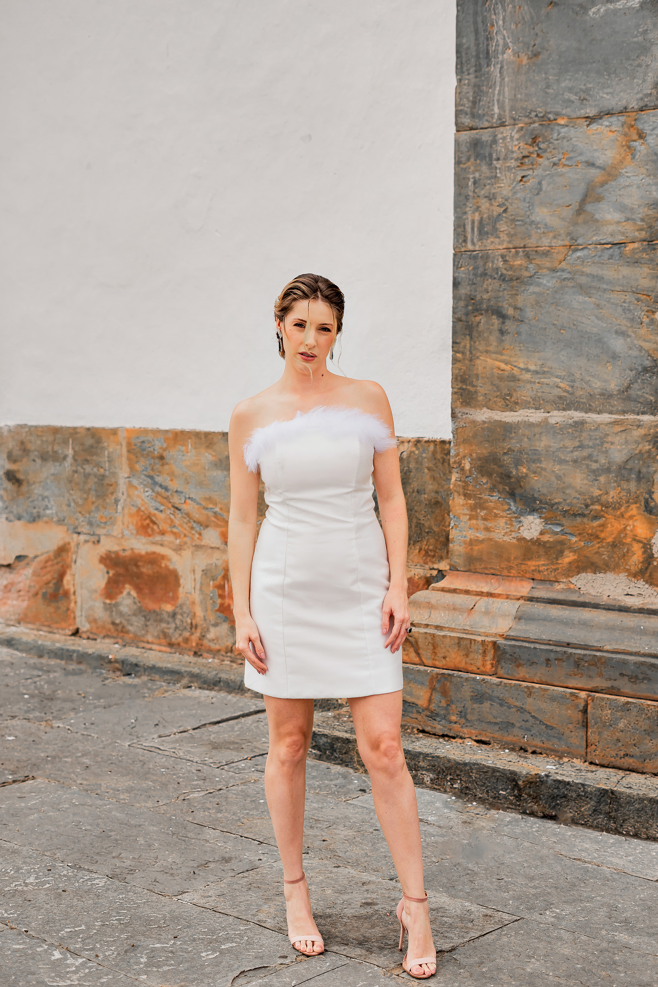 Vestido curto tomara que caia com plumas removíveis - Imagem 13