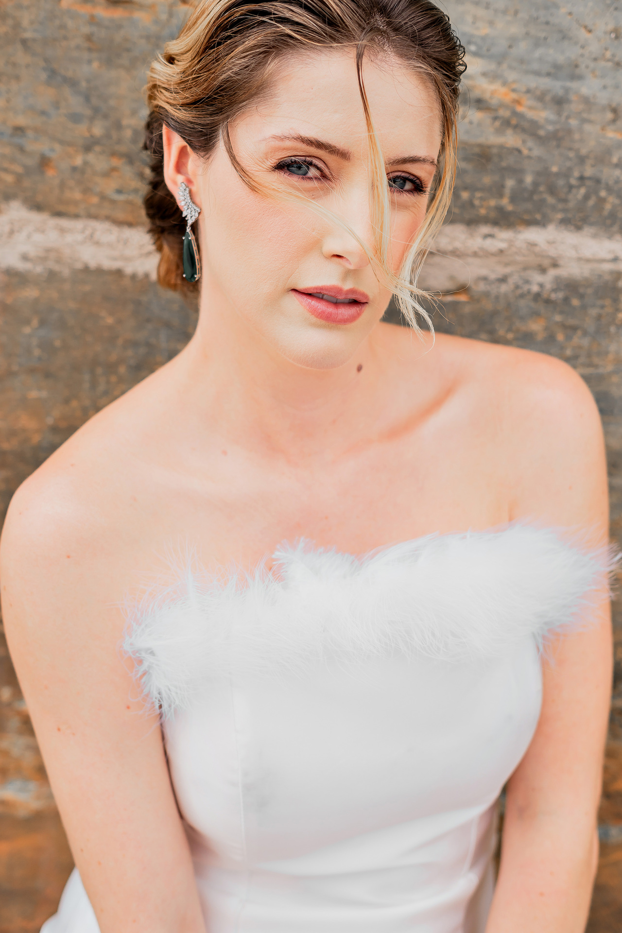 Vestido curto tomara que caia com plumas removíveis - Imagem 12