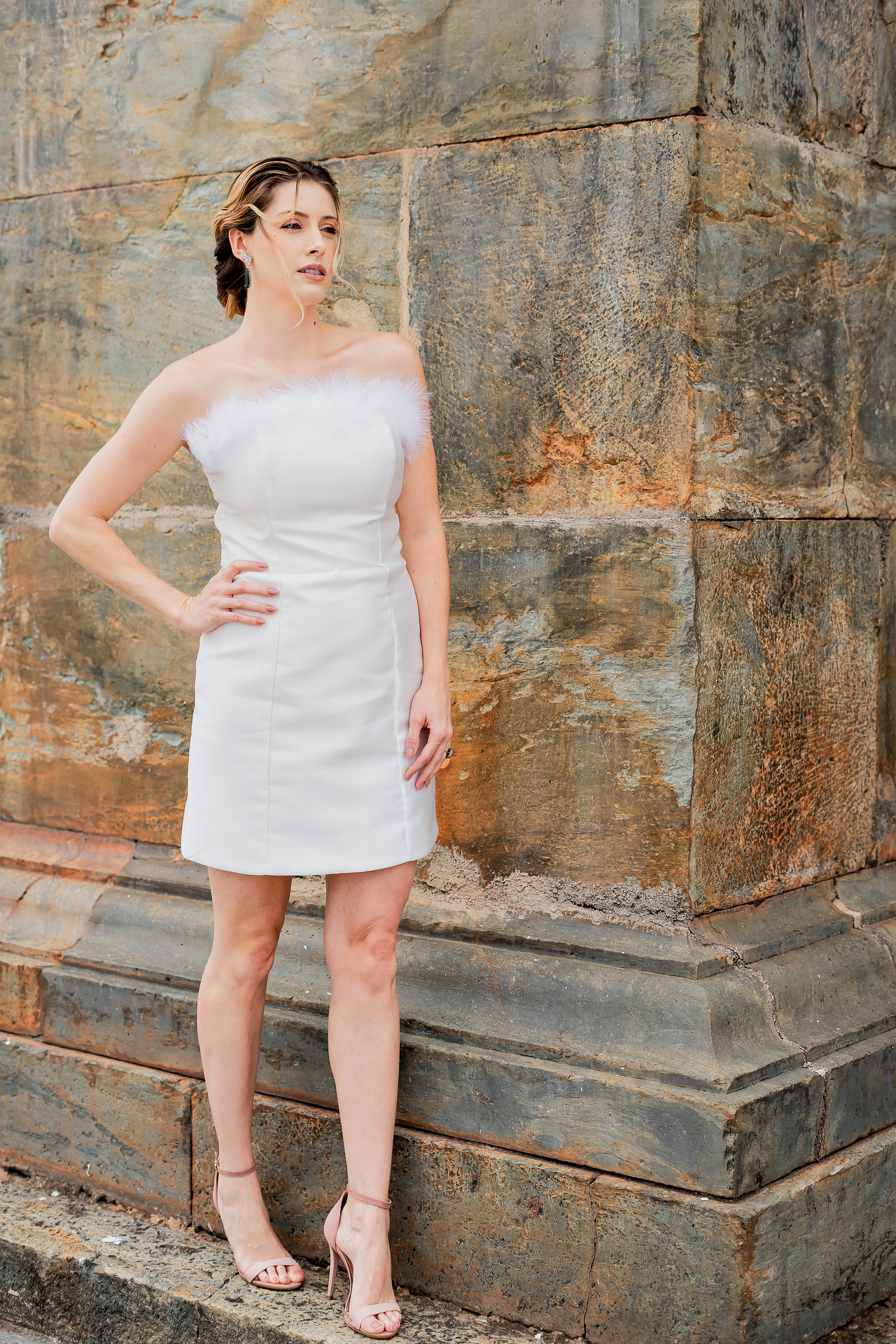 Vestido curto tomara que caia com plumas removíveis - Imagem 11