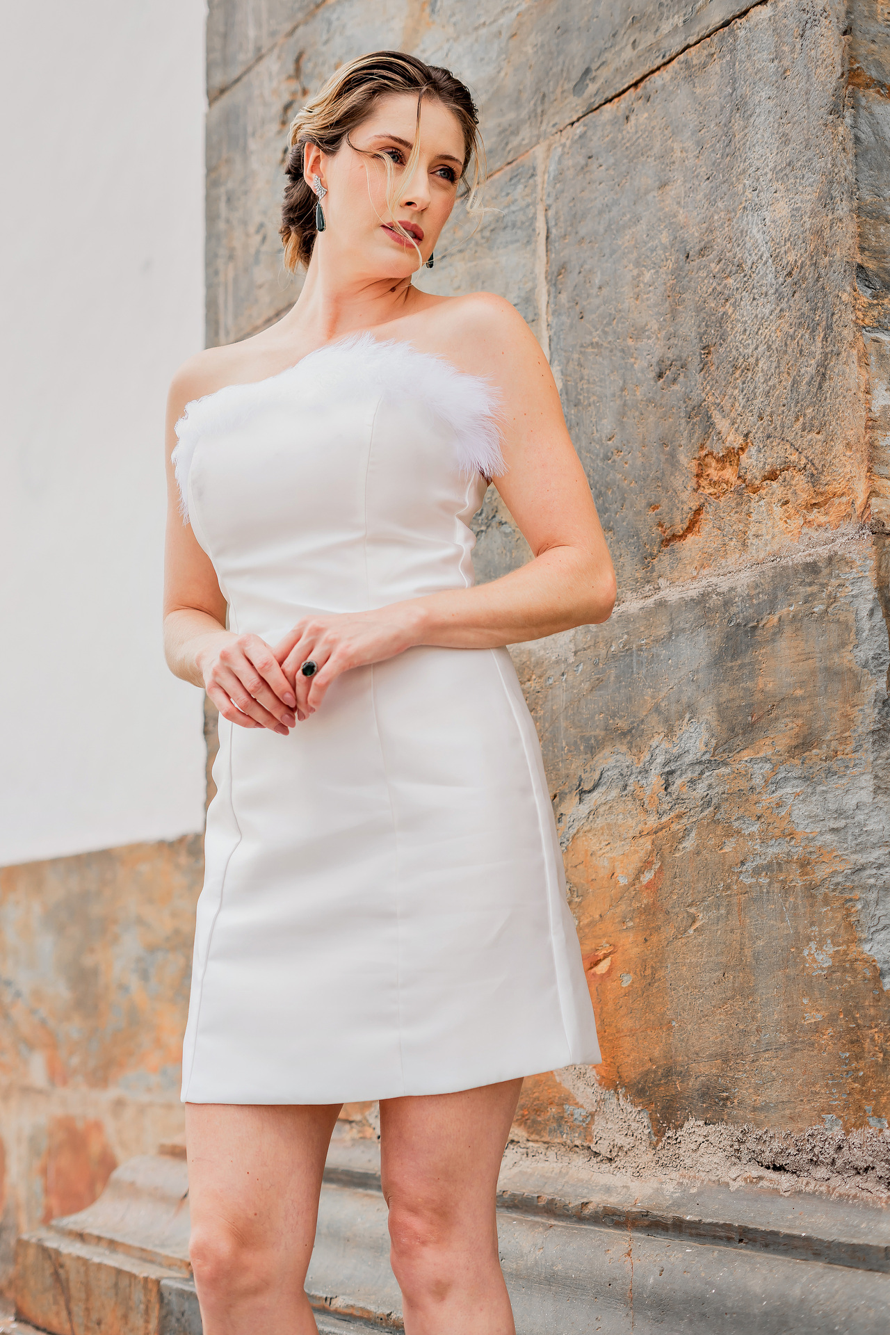 Vestido curto tomara que caia com plumas removíveis - Imagem 10