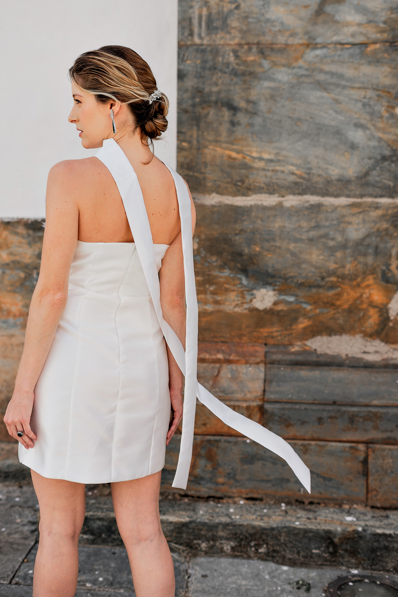 Vestido curto tomara que caia com plumas removíveis - Imagem 8