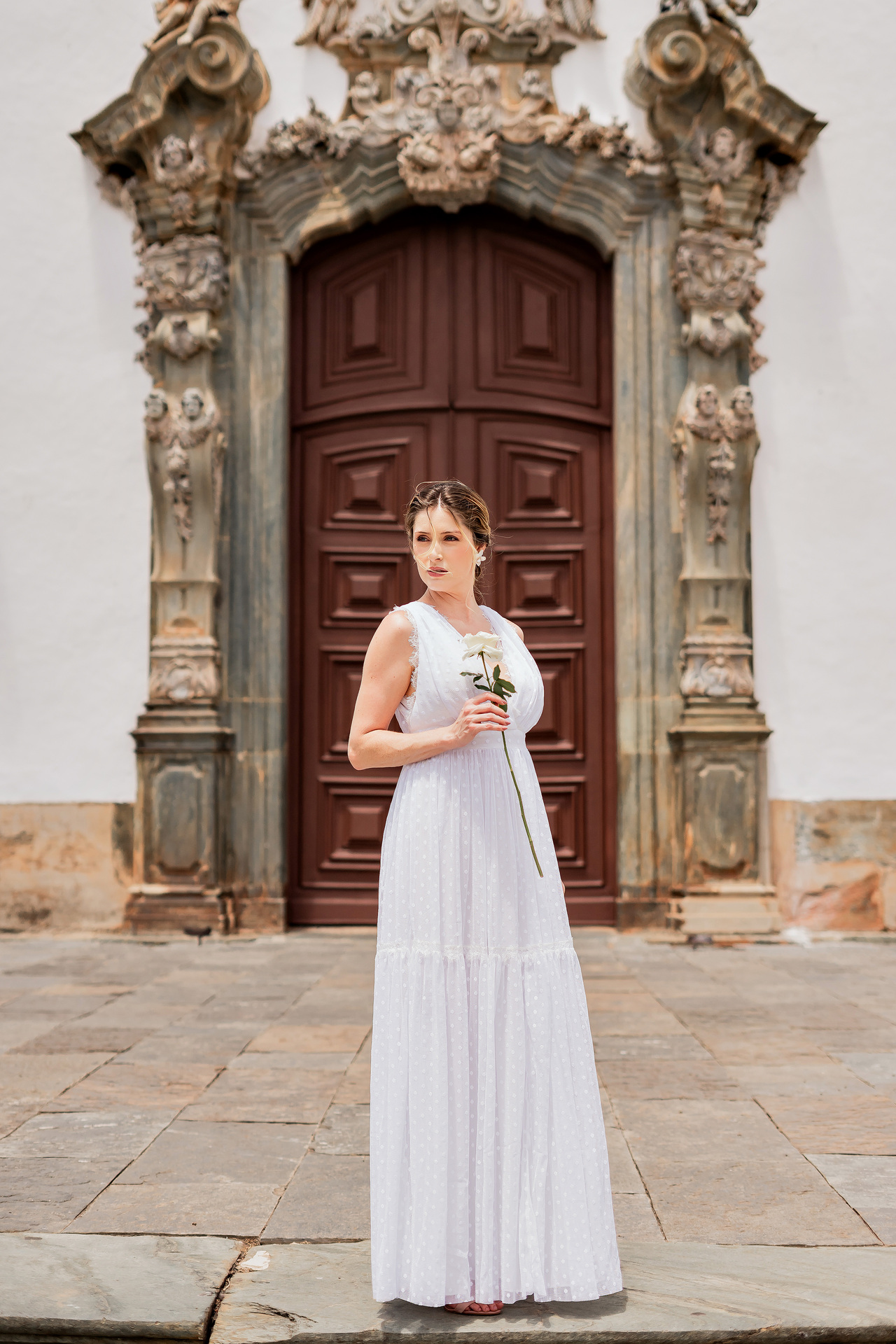 Vestido em tule de poás branco decote “V” frente e costas - Imagem 6