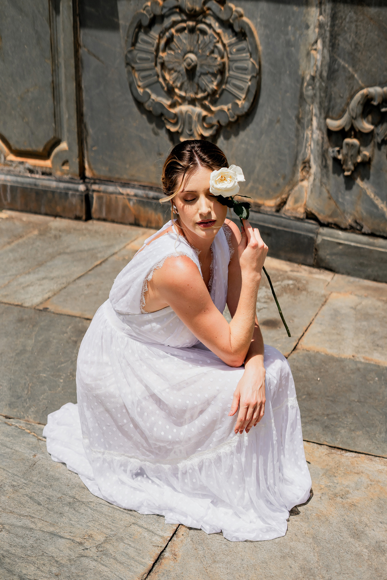 Vestido em tule de poás branco decote “V” frente e costas - Imagem 3